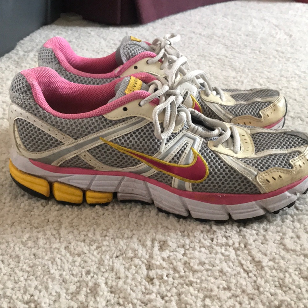 Nike women’s tennis shoes 8